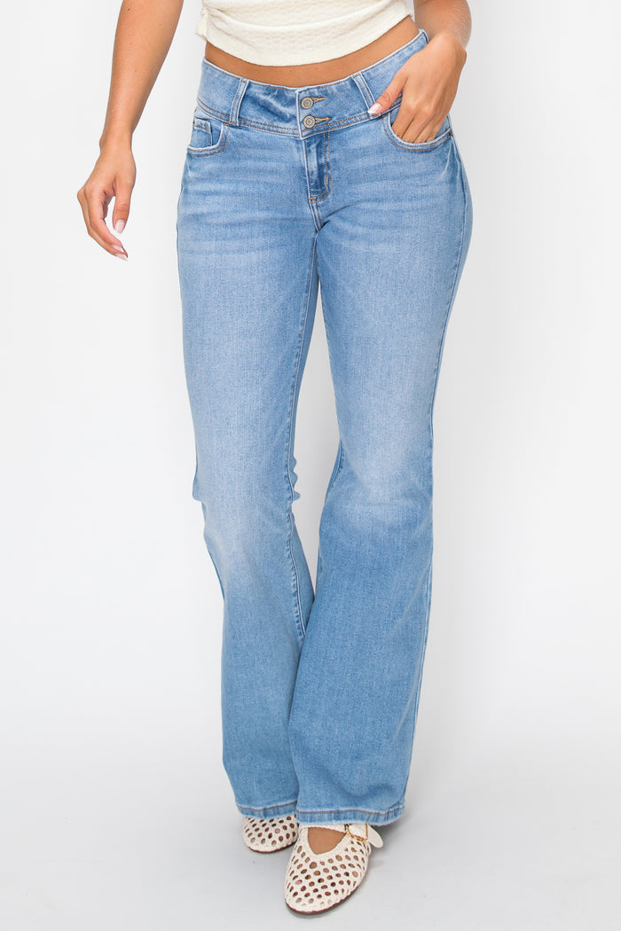 Model wearing light blue jeans.