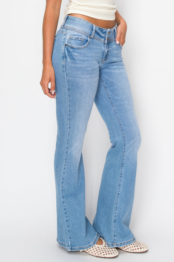 Model wearing light blue jeans.