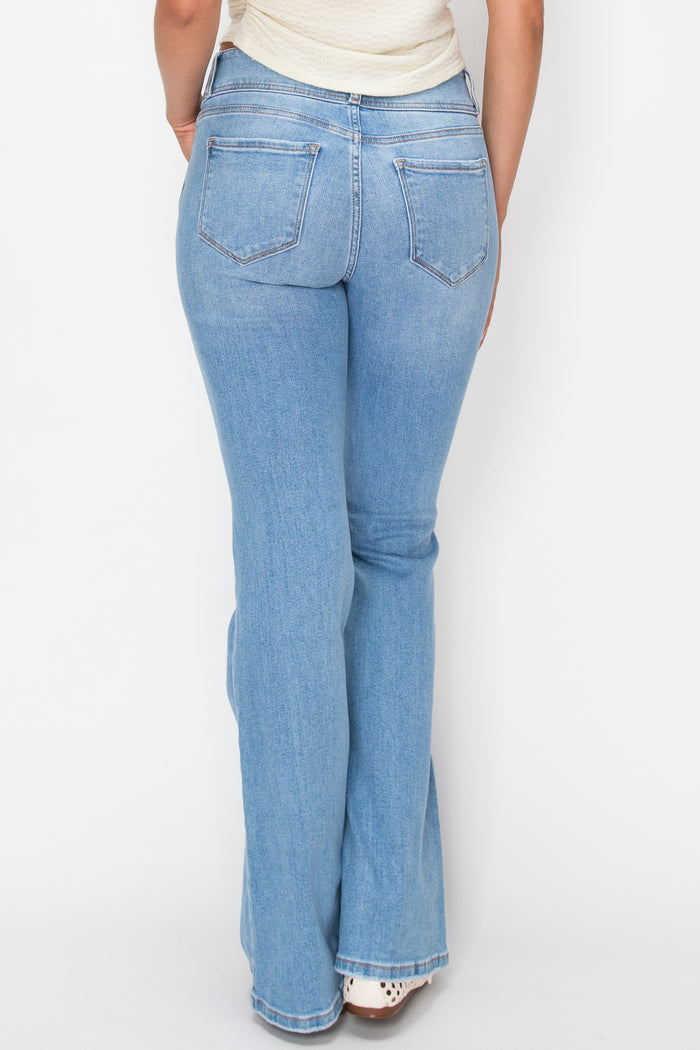 Model wearing light blue jeans.